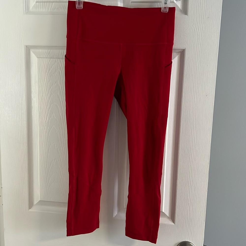 Lululemon crop yoga pants with lots of pockets - Size 6